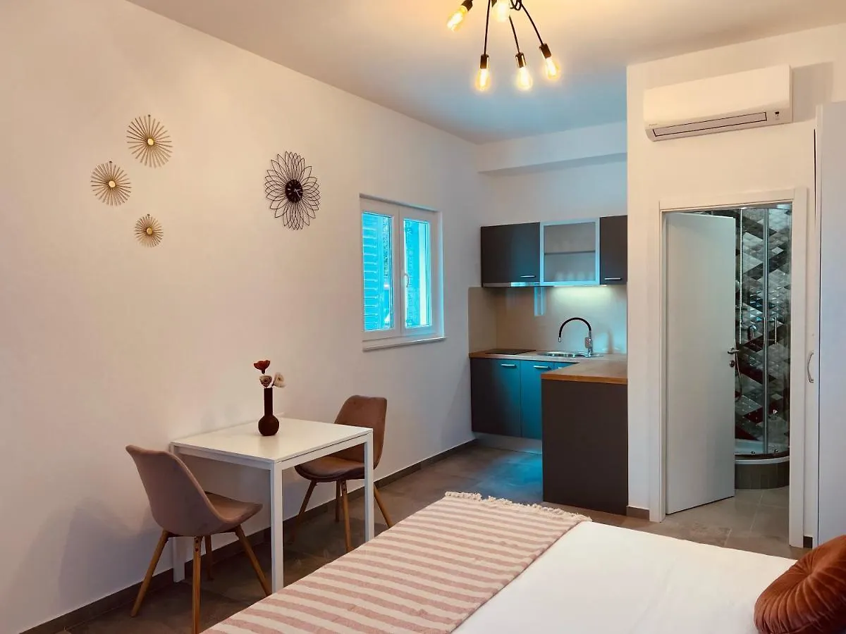 Apartmani Avis Selce 0*,